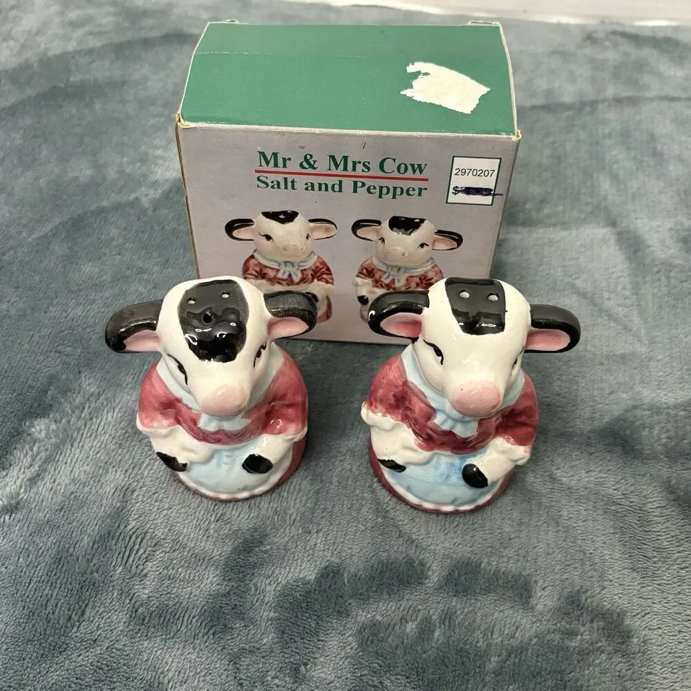 VINTAGE COW SALT and PEPPER SHAKER SET FARM HOUSE DECOR